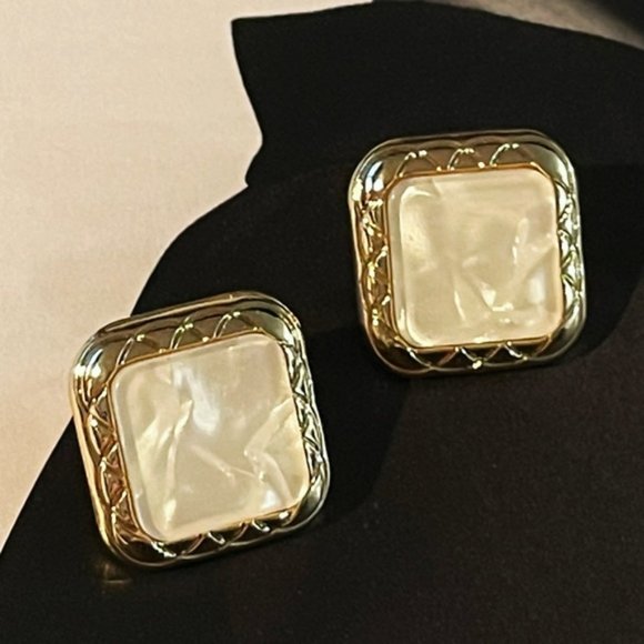 ✨Elegant Silver/White Ripples Stud Earring - Picture 1 of 3